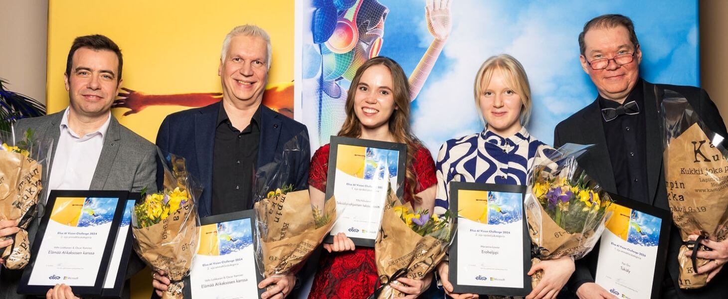 Elisa AI Vision Challenge 2024 voittajat yhteiskuvassa tapahtumaseinän edessä.