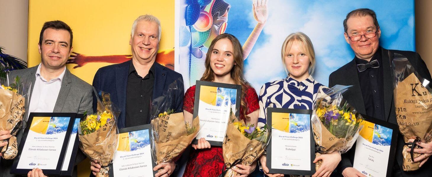 Elisa AI Vision Challenge 2024 voittajat yhteiskuvassa tapahtumaseinän edessä.