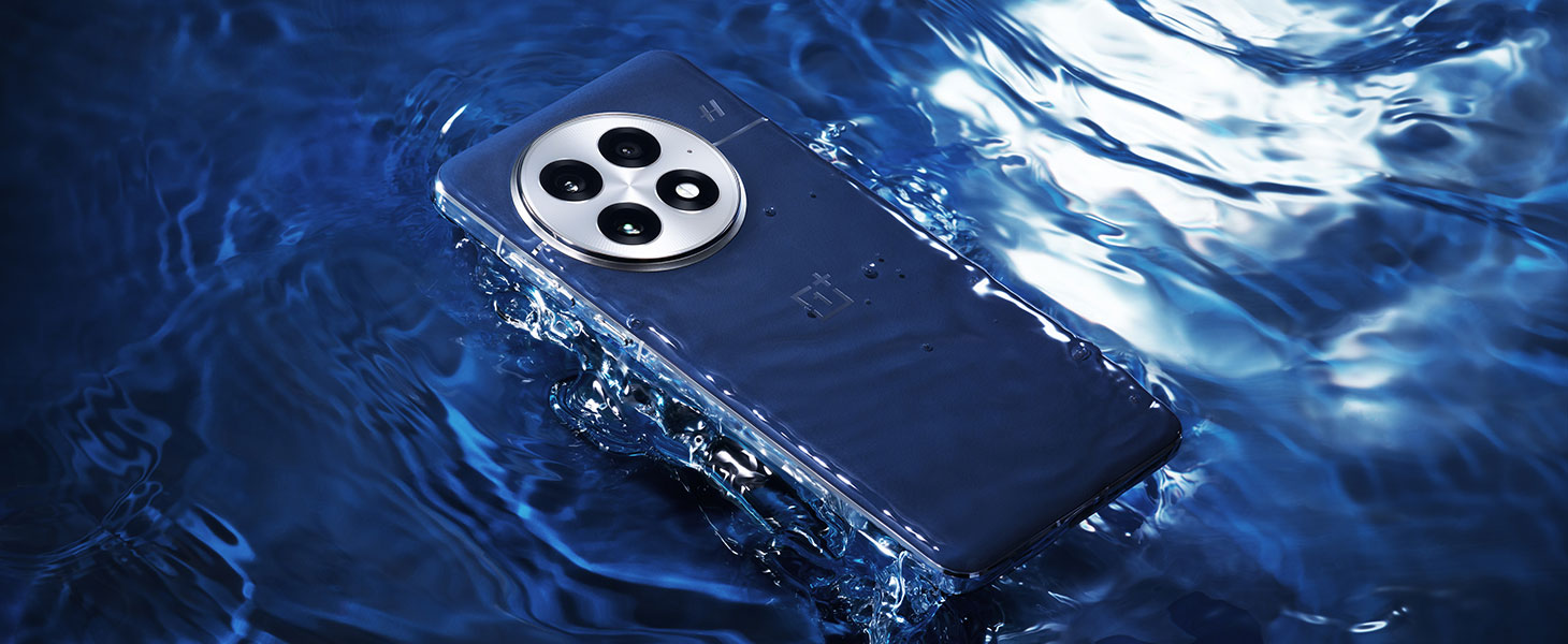 OnePlus 13 -puhelin vedessä