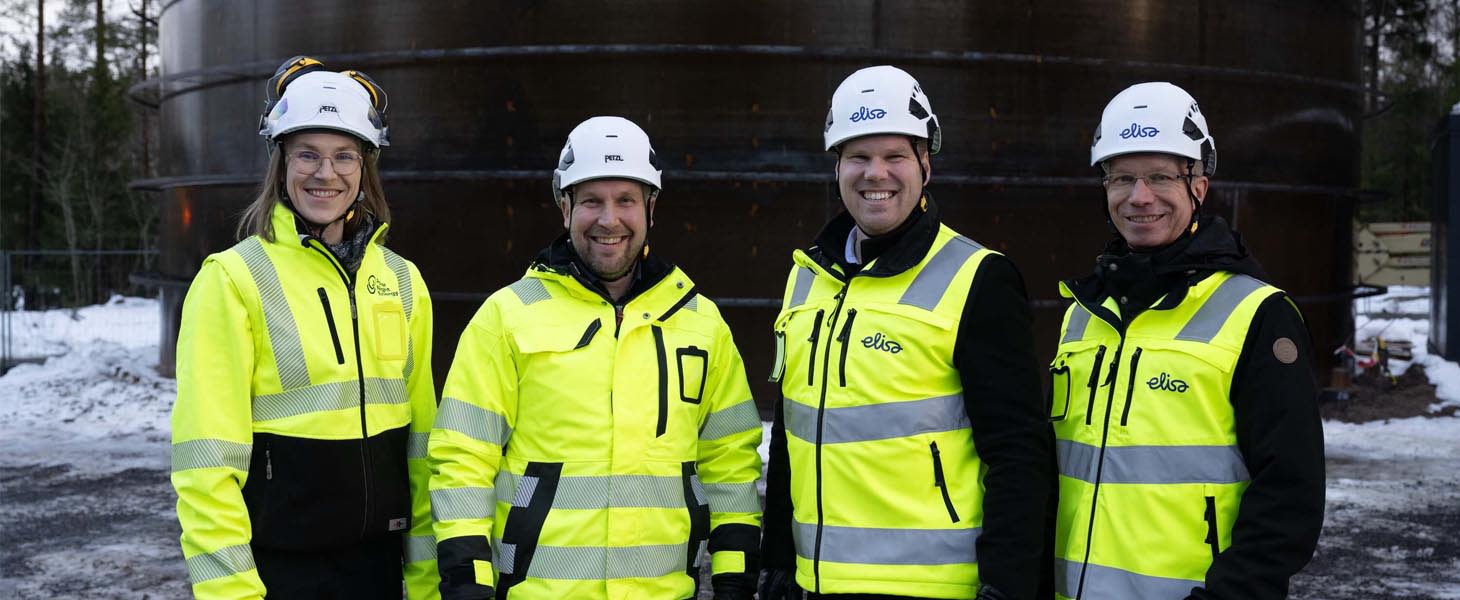 Pornaisten hiekka-akku on saumattoman yhteistyön tulos. Kuvassa vasemmalta: Polar Night Energyn Liisa Naskali, Loviisan Lämmön Mikko Paajanen sekä Elisan Ville Väre ja Raimo Karhula