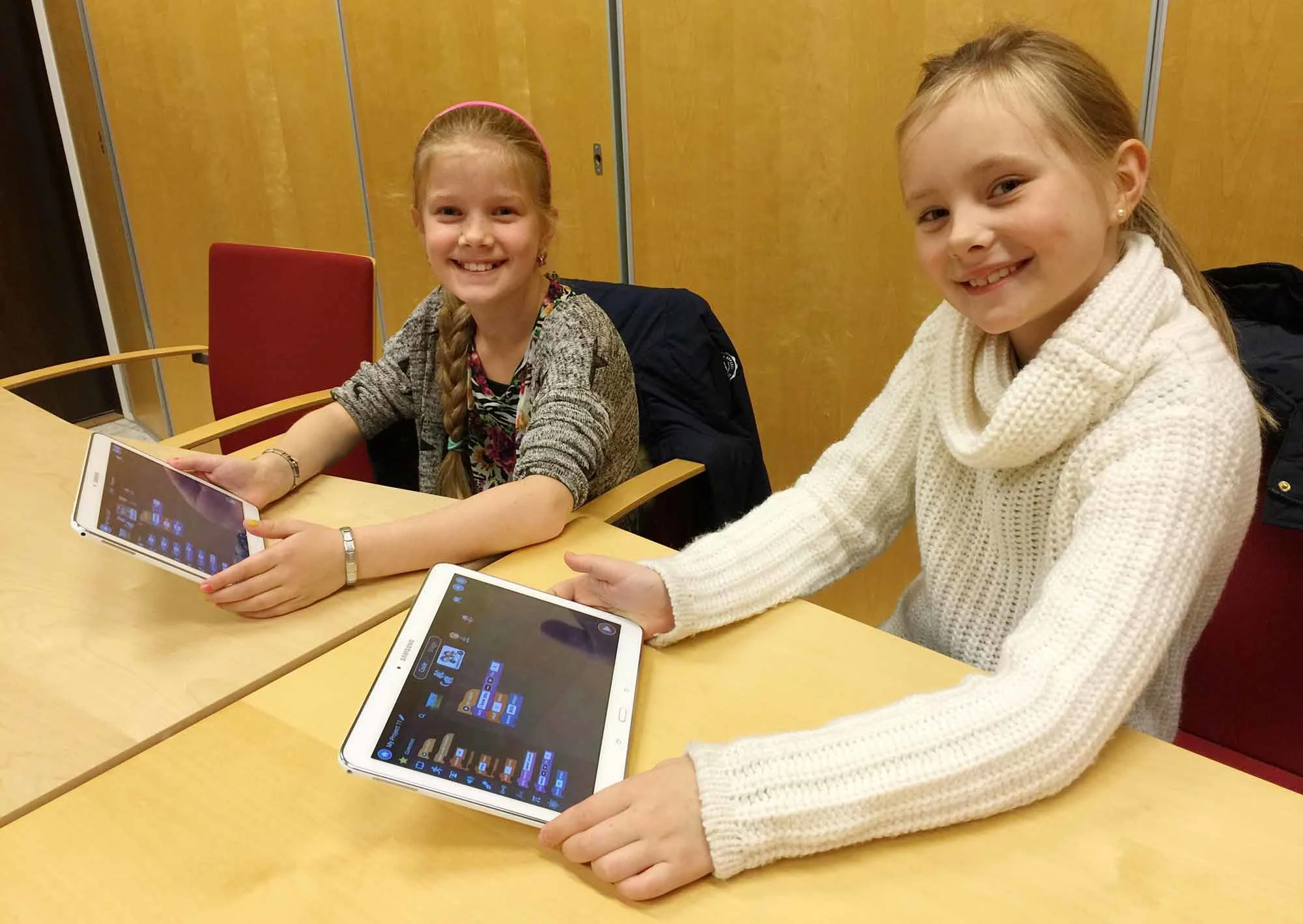 Peppi Seppänen Taivalkunnan koulusta ja Alli Penttilä Amurin koulusta